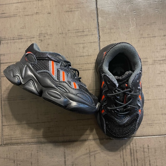 Toddler Adidas size 5C “Ozsweego EL I” black and Orange. - Picture 5 of 11